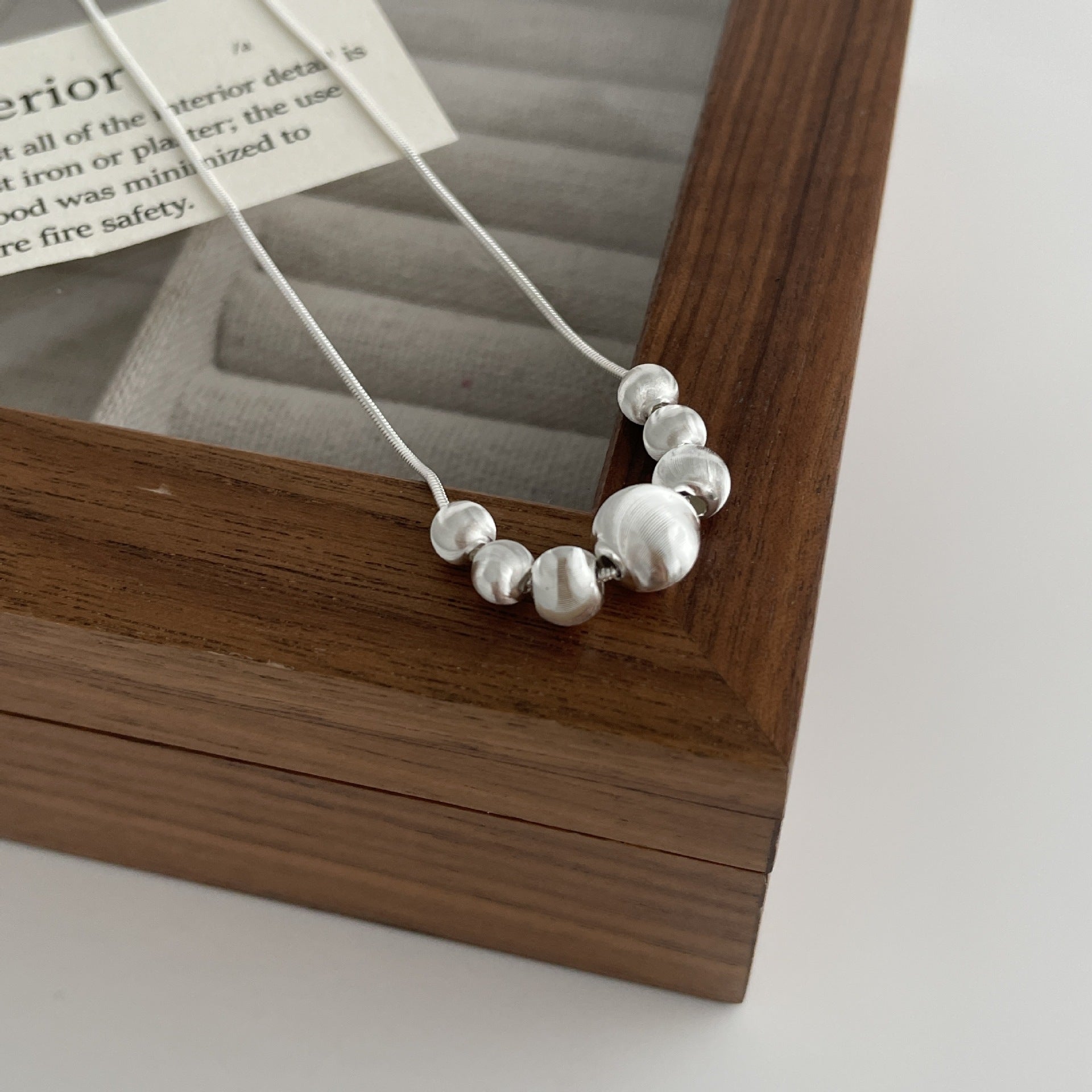 Stylish And Minimalist Design Women&
