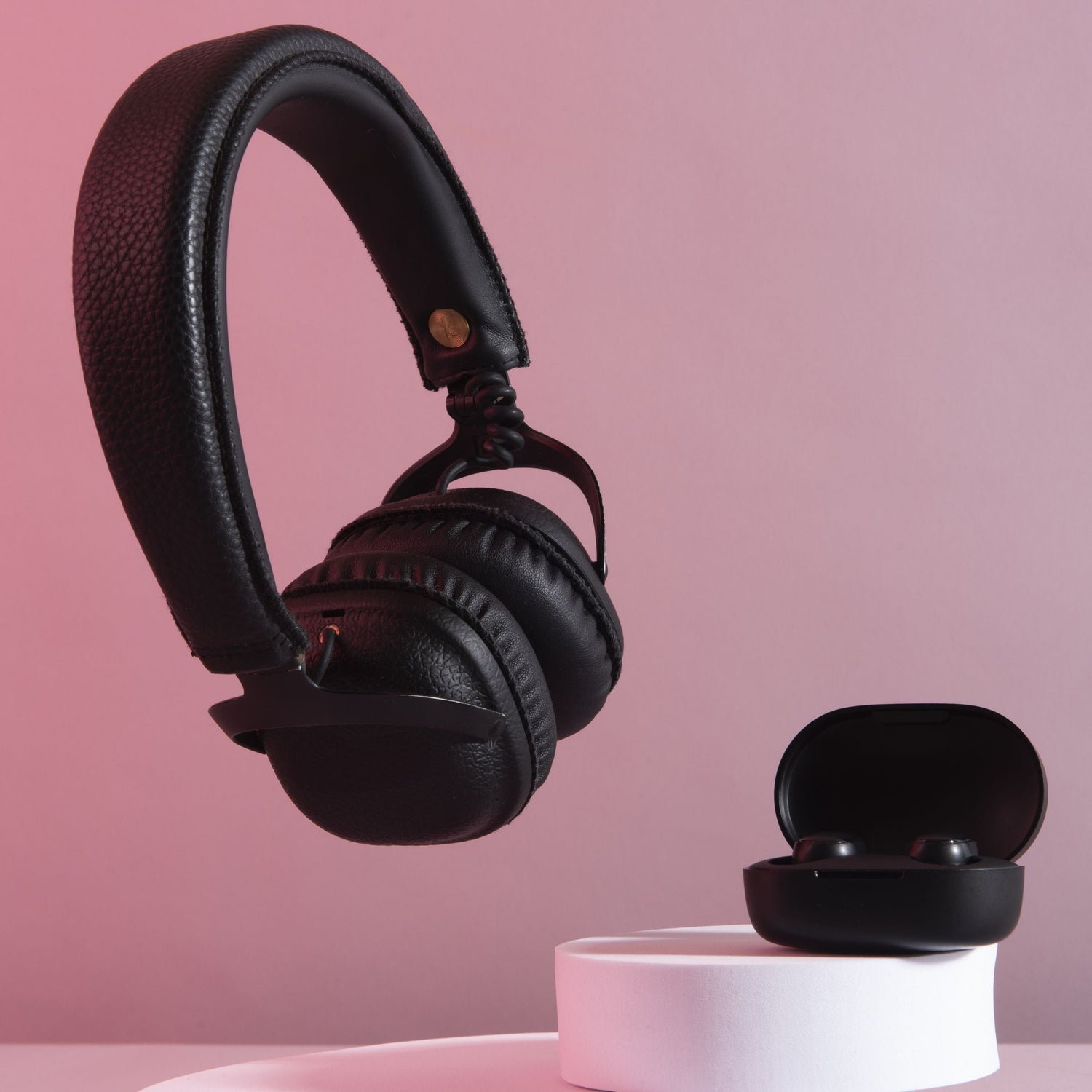 Earbuds / Headphones