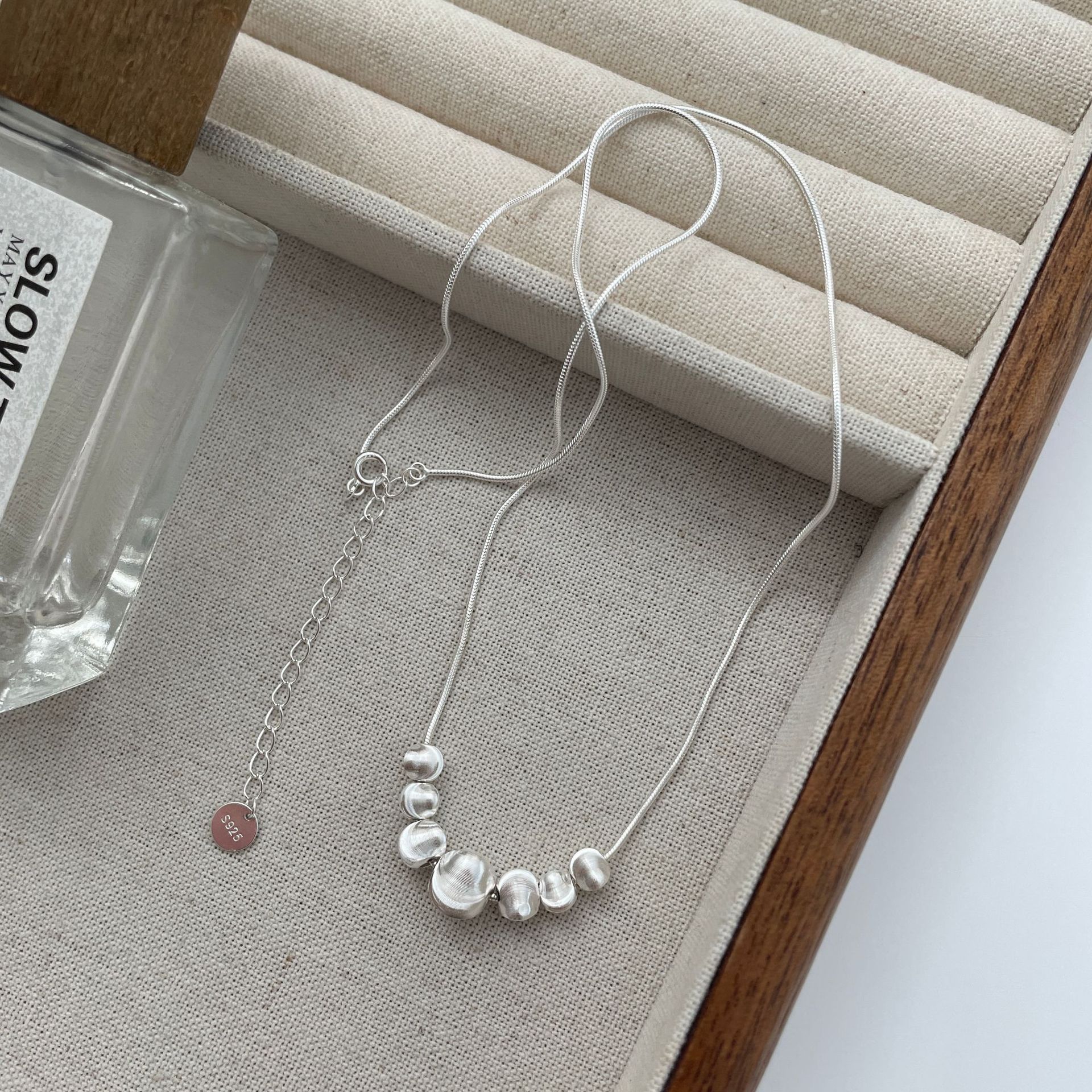 Stylish And Minimalist Design Women&